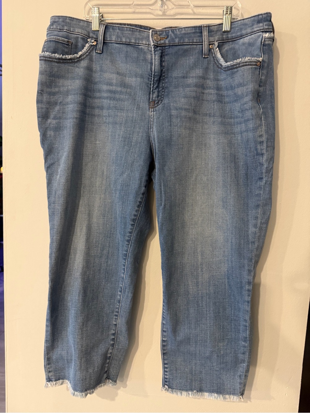 Chico's So Slimming Girlfriend Slim leg Cropped Frayed-Hem Jeans Size 18 / 3.5